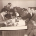 Dic. 1952, riunione al Marc'Aurelio: Carlo Veo, Ettore Scola, Todini, Vighi, il Direttore, Zeppegno, Curatola, Fasan, Dipas, Castellano.